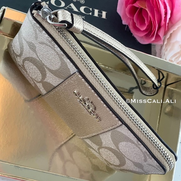 NWT COACH Boxed Corner Zip Wristlet Signature Bag - Picture 5 of 14